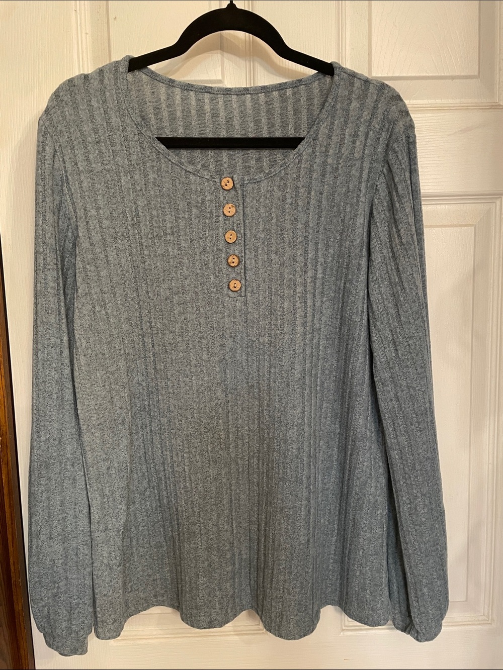 Source Unknown Gray Ribbed Long Sleeve Henley Top with Wood Buttons